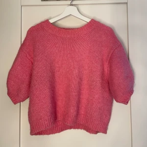 Stickad t-shirt  - Säljer mina rosa stickade t-shirt från Zara. Tröjan är i bra skick och använd ett fåtal gånger. 