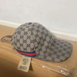 Gucci keps - Säljer min gucci keps då jag inte bär på den stilen längre. Det är en fin keps som är i bra skick. Den har inga hål eller fläckar. Skriv om ni har frågor.