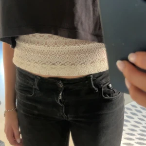 Spets topp  - Spets topp från vila, passar bra att ha under en annan tröja💕