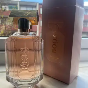 100/100 hugo boss parfym som luktar gudomligt tillsammans med den söta peach lukten. säljer den för ett billigt pris. skicka förslag på pris så kan vi diskutera