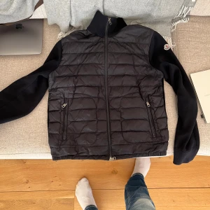 Monarker Cardigan - Cond: 7/10 Storleken: Large (sitter som M) Flaws: Det är 2 sömmar som har har lossat lite men snyns inte, du kan se på sista bilden 