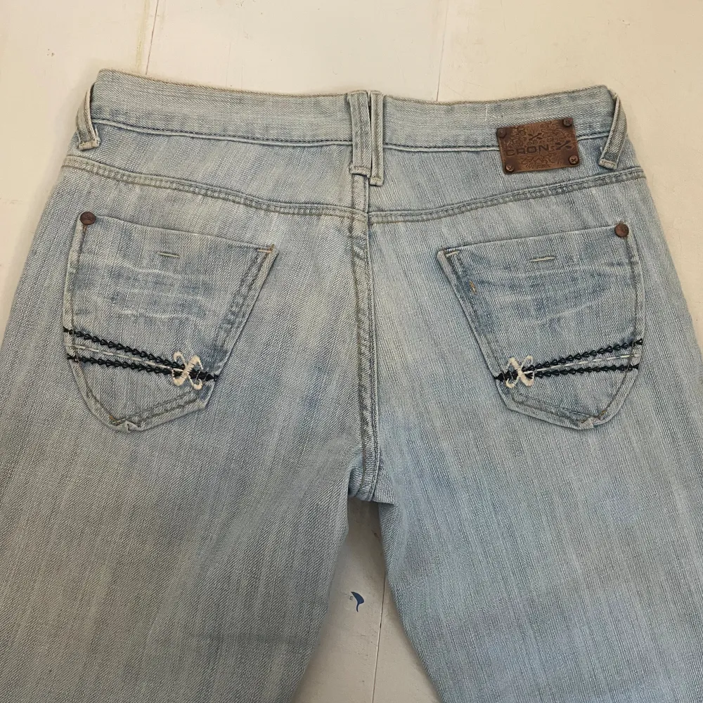 Jättefina lågmidjade jeans som tyvärr är för små för mig, midjemått 37 cm o inerbenslängden 83 cm, lite utsvängda nere vid benen. Jeans & Byxor.