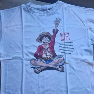 Säljer min One piece Luffy T-shirt, 10/10 blev för liten. Mjuk och skön gjort av bummul. Hör av dig för frågor eller mera bilder.