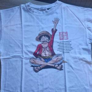 Säljer min One piece Luffy T-shirt, 10/10 blev för liten. Mjuk och skön gjort av bummul. Hör av dig för frågor eller mera bilder.