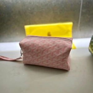 Necessär  - Hej, just nu säljer jag denna skitsnygga inspirerade goyard necessären. Färgen är rosa och det finns massor av utrymme för sminkborstar o annat.Tveka inte på o ställa några frågor eller att be om fler bilder och checka min profil för andra fina saker