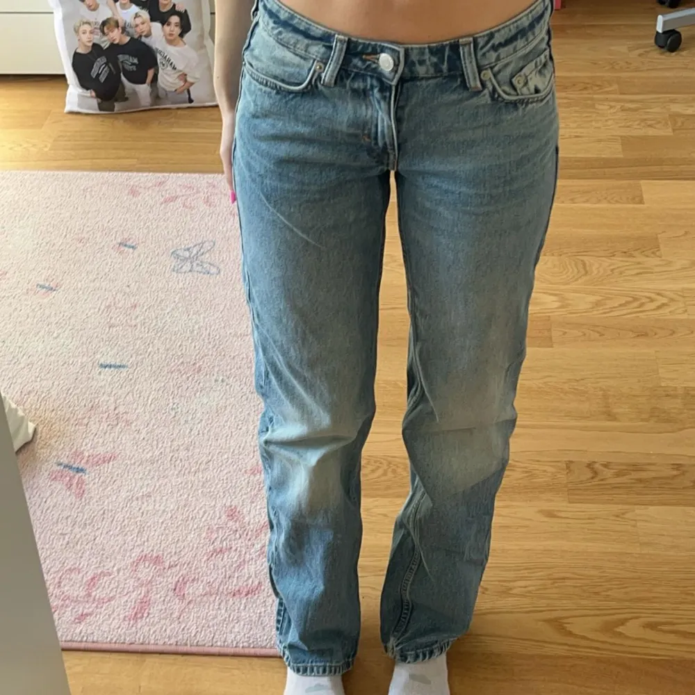 Lågmidjade straightleg jeans från weekday i modellen ”Arrow low”. Använda fåtal gånger så jeansen är i nyskick, inga defekter eller slitningar. Midjemått: 33cm Innerbenslängd: 76cm Storlek: W25 L32 . Jeans & Byxor.