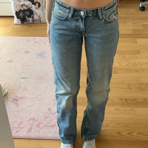 Låga weekday jeans  - Lågmidjade straightleg jeans från weekday i modellen ”Arrow low”. Använda fåtal gånger så jeansen är i nyskick, inga defekter eller slitningar. Midjemått: 33cm Innerbenslängd: 76cm Storlek: W25 L32 
