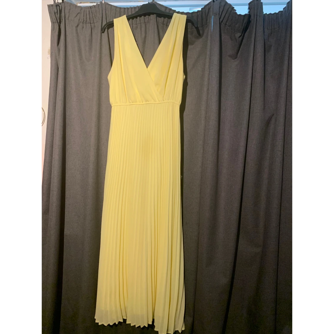 Lång gul sommarklänning