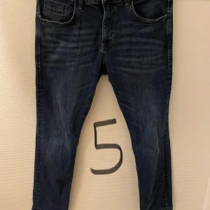 Jeans  - Jeans nr 5 200kr: Tom tailor straight strl 32:30 Jeans nr 3 150kr: Grunt slim fit strl 34:30 då strl gör att dom blir lite mer straight Alla 5 byxorna för 550kr