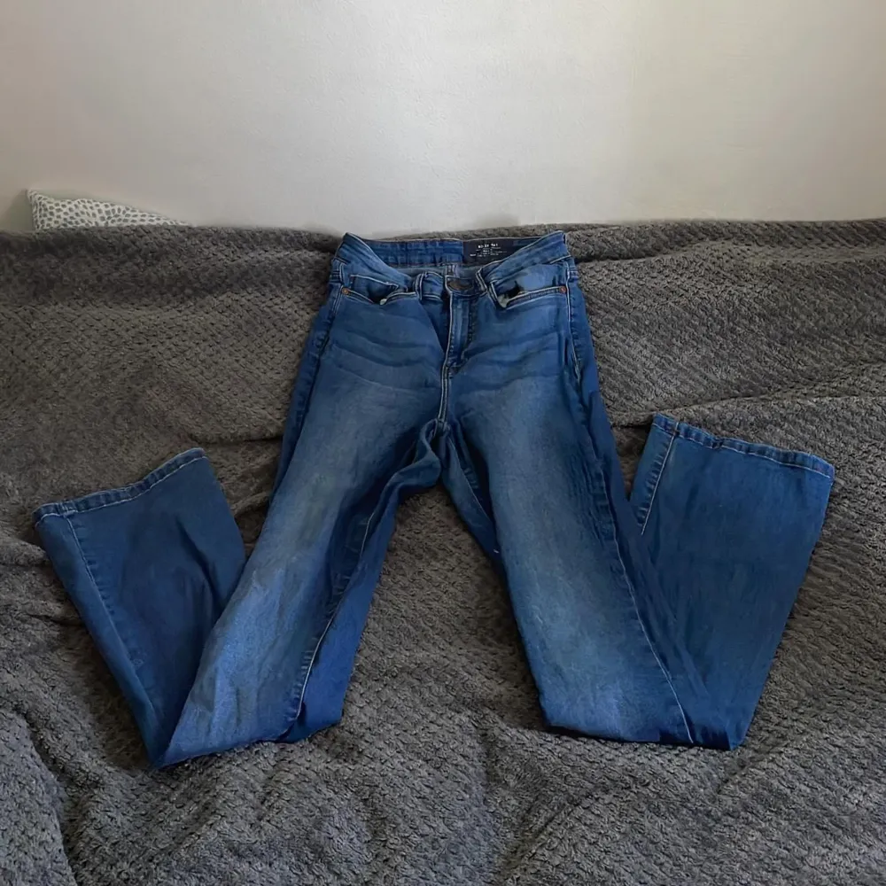 Säljer nu ett par snygga flared jeans som också är stretch. Syrran använder inte dem längre så därför säljs dem. Dem är använda men inga skador så skick är 8/10. Pris går att diskutera och om ni har frågor är det bara å skriva dm. Mvh Adrian😊. Jeans & Byxor.