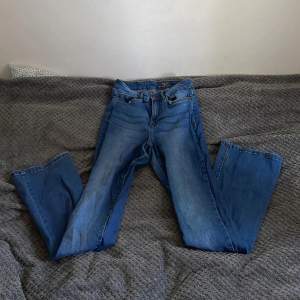 Säljer nu ett par snygga flared jeans som också är stretch. Syrran använder inte dem längre så därför säljs dem. Dem är använda men inga skador så skick är 8/10. Pris går att diskutera och om ni har frågor är det bara å skriva dm. Mvh Adrian😊