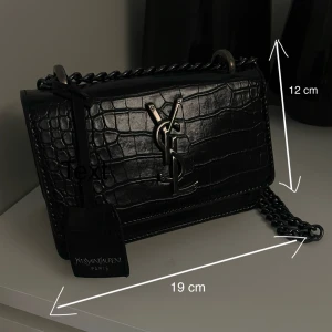 YSL Väska - Super fin väska, aldrig använd. 