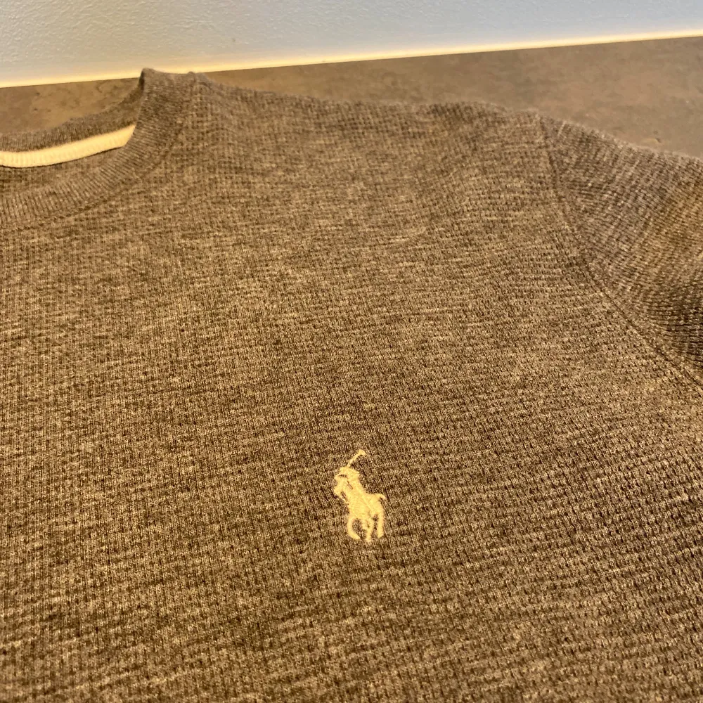 Säljer den snygga tröjan från Polo Ralph Lauren för endast 349kr!🤩| inga defekter och super bra skick! | Jätte skönt ull material! | Skriv vid frågor och funderingar!😁. Tröjor & Koftor.