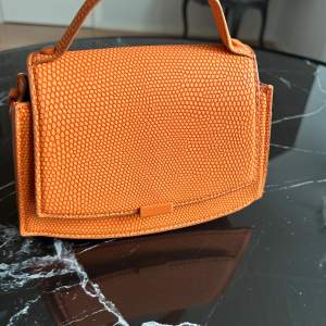 Zara handväska använd en gång absolut inga defekter  150kr 