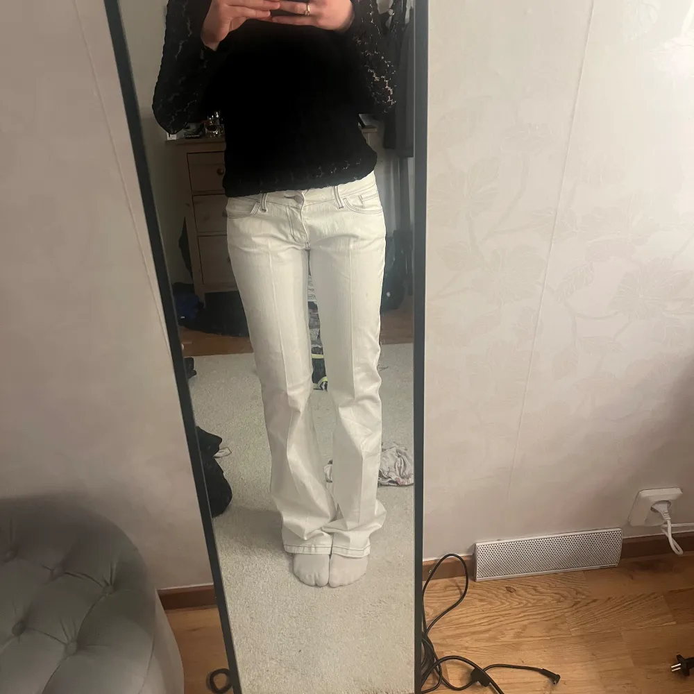 Ett par supersnygga vita lågmidjade bootcut jeans i strl 27/32. De är helt nya med prislapp och jag säljer då de är för långa och lite stora. Nypris är 2300 kr men jag säljer för 560:-. Kan både mötas upp och frakta💕. Jeans & Byxor.