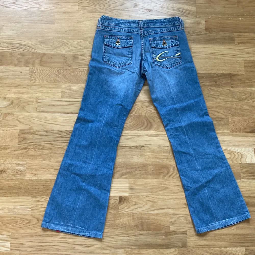 Ett par coola jeans med många snygga detaljer. Innerbenslängden är 73,5 cm och midjemåttet är 38 cm tvärs över. Skriv privat för mer info🤙🏻. Jeans & Byxor.