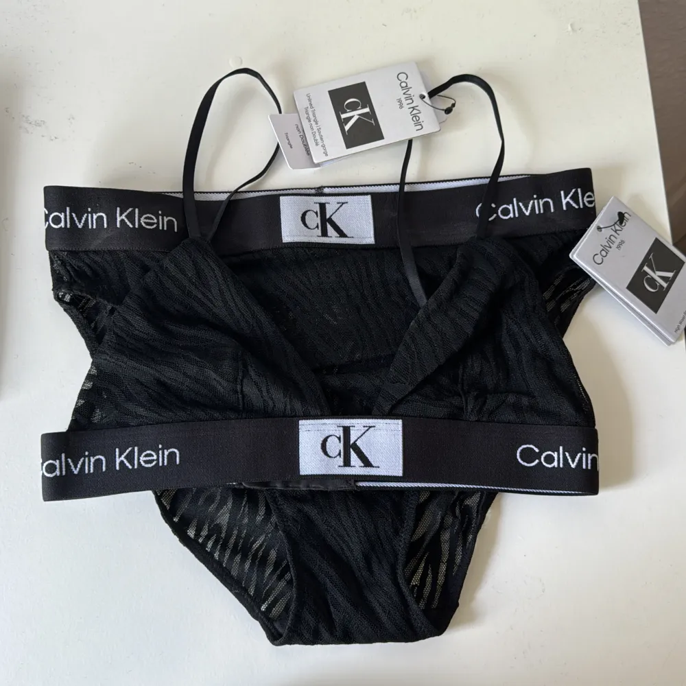 Ett helt oanvänt set Calvin Klein (inte heller testat) då denna är i två storlekar för små men kunde inte lämna tbx det. Super fint och fräsch modell Köppt för runt 700/800kr. Övrigt.