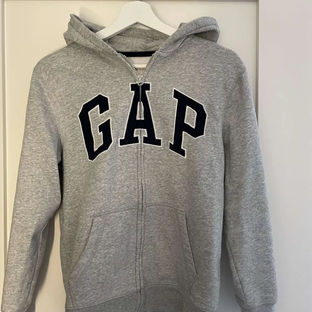 Säljer min GAP hoodie som är i bra skick. Storleken är GAP kids xxl vilket gör det svårt att veta vilken exakt storlek det är men ungefär xs-s. . Hoodies.