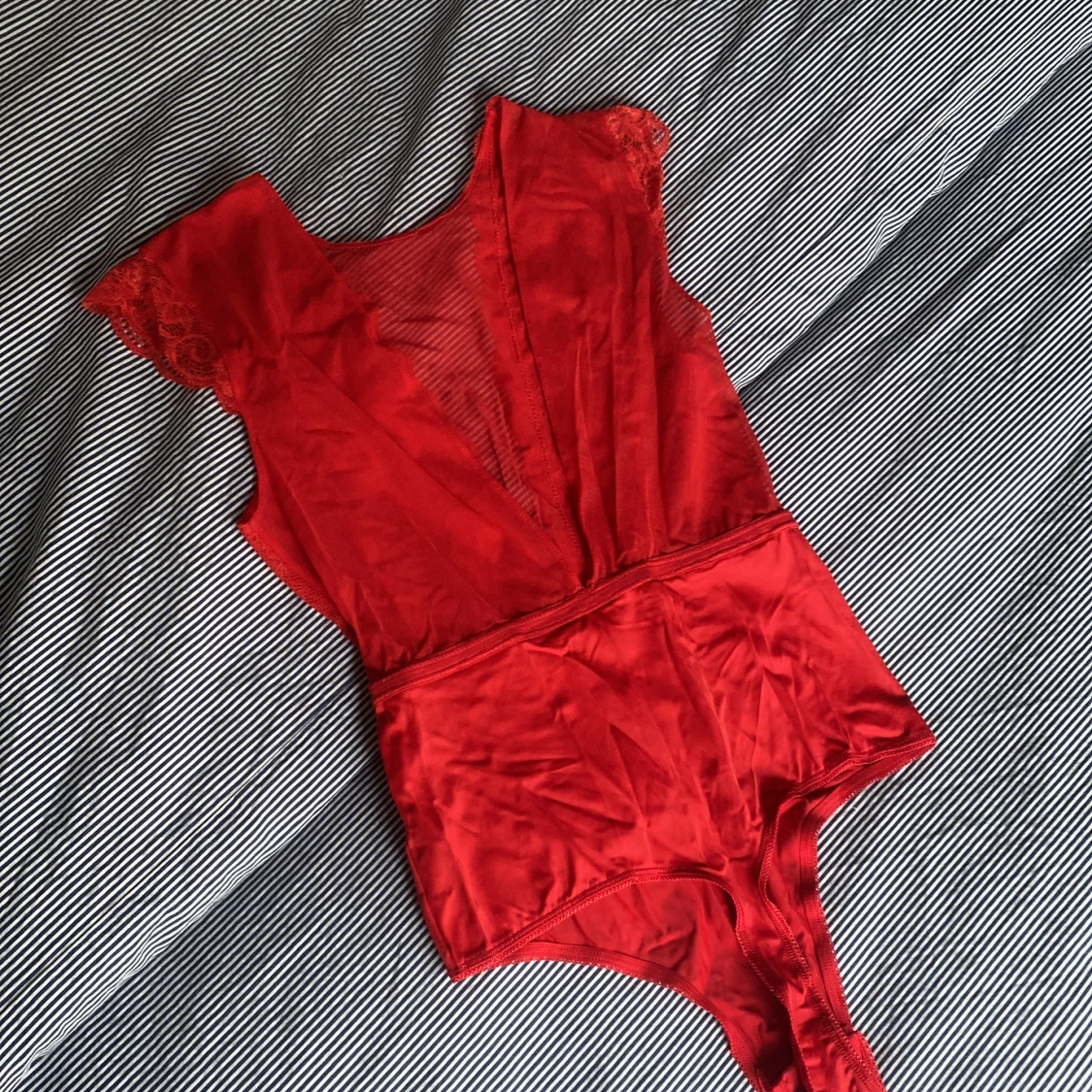 Röd spetsbody string  - 90