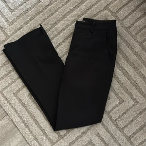 Kostymbyxor  - Intressekoll på dessa lågmidjade kostymbyxor. Dom är långa och lågmidjade. 
