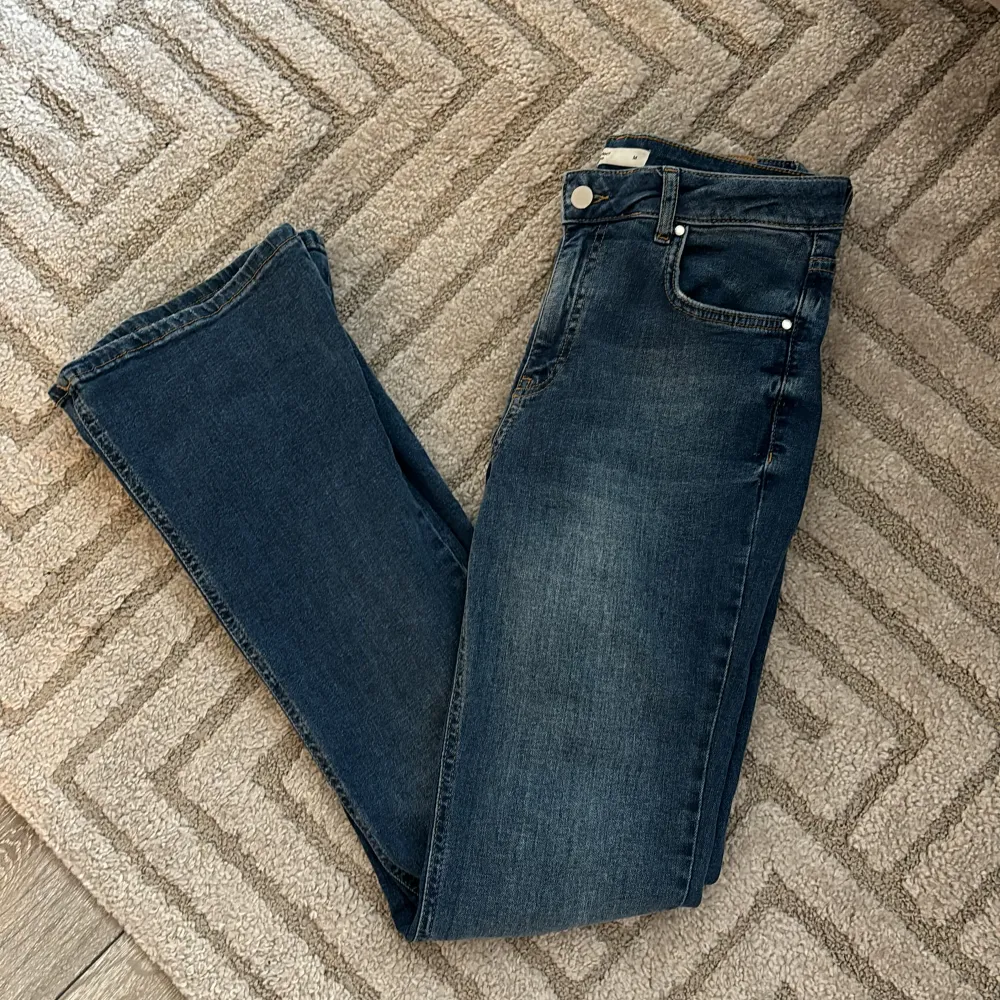Säljer dessa bootcut jeansen då jag har många andra jeans. Mycket bra skick. . Jeans & Byxor.