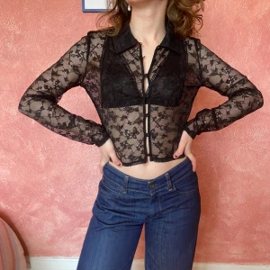 Spetsblus  - Supersexy söt cute adorable topp/blus i spets! Från h&m! Hade den nyår 22/23 men aldrig använt sen dess😍 kom köp Snabb affär prioriteras. Hon på bilden är 160 cm och en xs/s men den passar mig, en M.