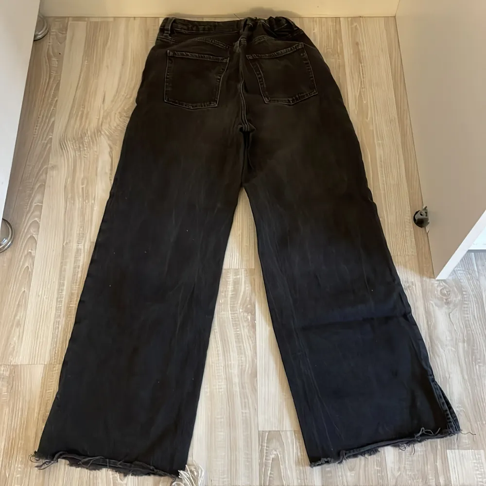 Storlek 152, svart, baggy, ript up style  Hög midja . Jeans & Byxor.