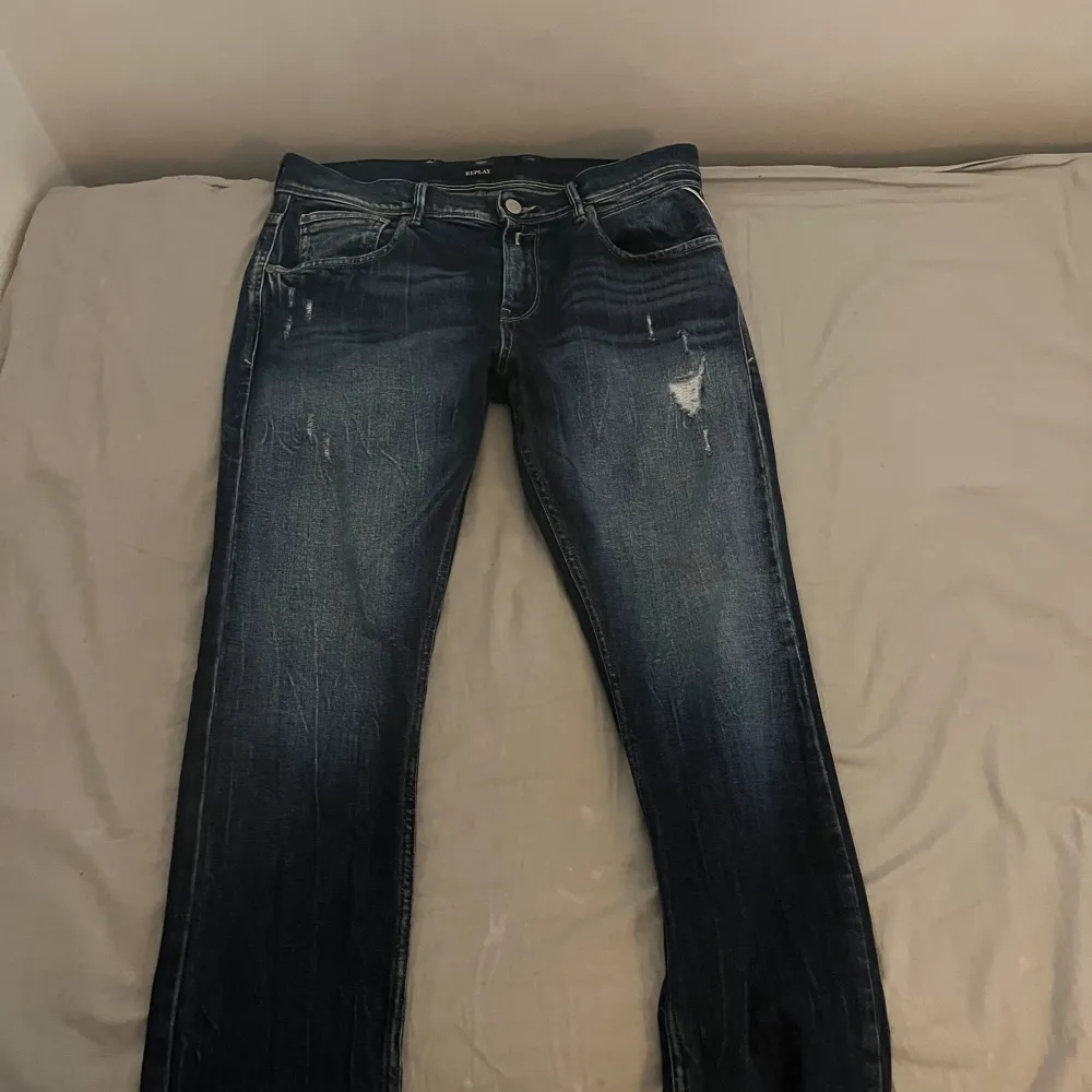Säljer dessa tvär snygga replay jeans för ett bra pris.. Jeans & Byxor.
