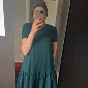 Babydoll klänningen Zara s.M - Normal I storleken. Använd bara två gånger. 64% corten och 28 % polyester