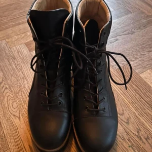 ▪️GRAM 425 boots▪️ - Superfina wedgeboots som knappt väger någonting. Storlek 40 men upplever att modellen är ganska smal. Endast använda ett fåtal gånger så det finns inget att anmärka på avseende skicket förutom en litet, litet märke i fram på ena sko