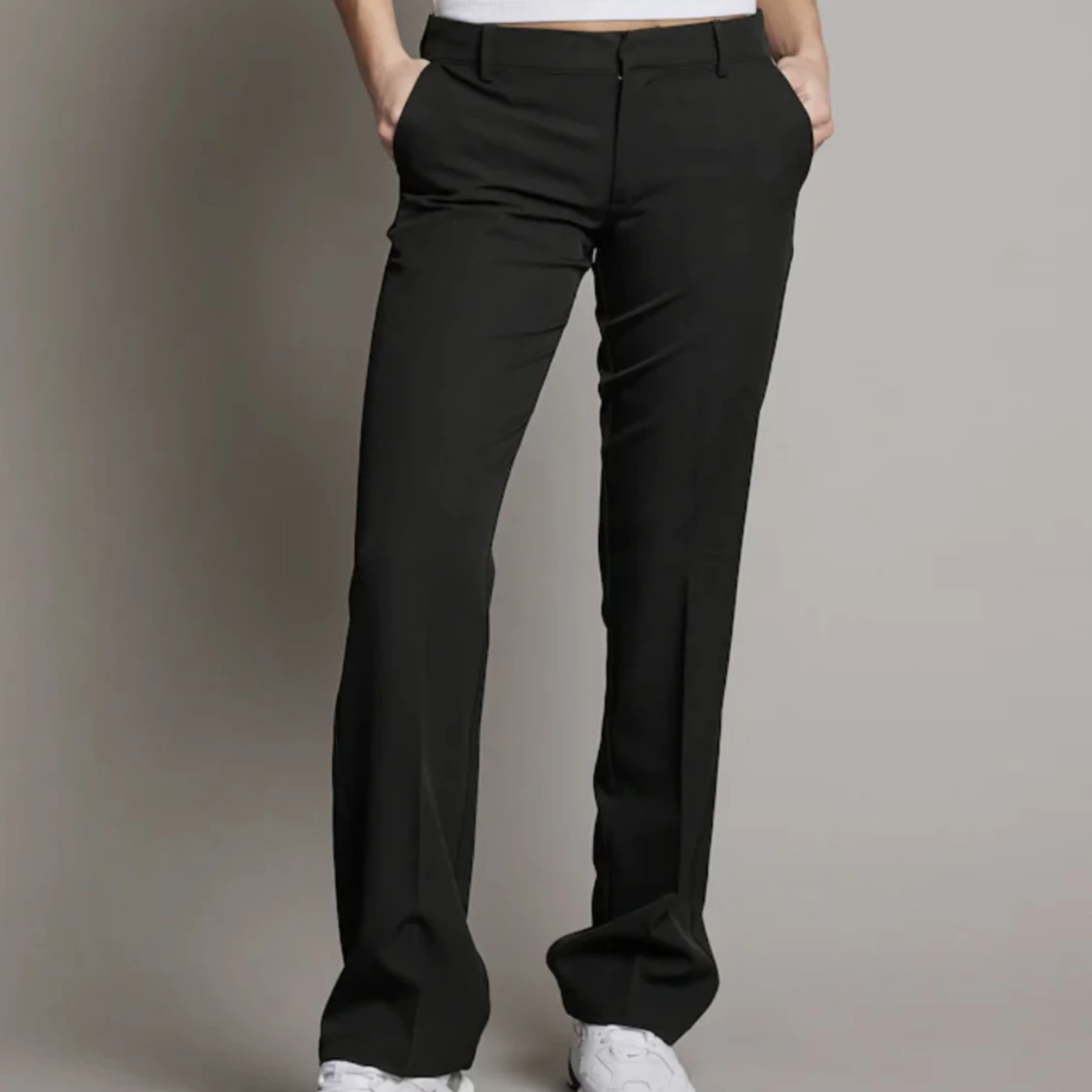Bikbok vera lådmidjade kostymbyxor 