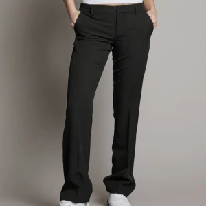 Bikbok vera lådmidjade kostymbyxor  - Populära kostymbyxor från bikbok utan slits. Är 172 och förkorta på mig därav säljer jag dem.💗