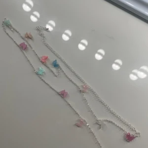 Magsmycke - Magsmycke till sommaren med små gulliga fjärilar. Passar att ha till badkläder eller när man har magtröja💕