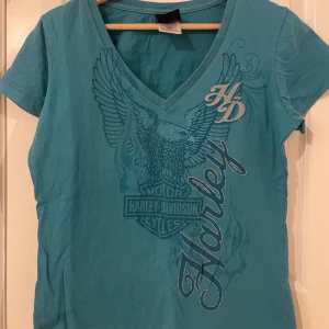 Blå Harley Davidson T-shirt  - Sötaste Harley t-shirt med rhinestones på ryggen. Andvänt 2 gånger 