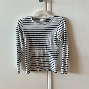 Randig tröja - Säljer denna randiga tröjan från Kappahl, storlek xs. Den är i fint skick och skönt material.🌟köpte den för 150kr