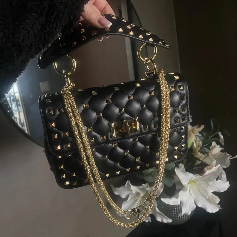 Valentino rockstud dupe, säljs då den aldrig kom till användning (nyskick!!). Obs! Är bortrest påskveckan så kommer inte kunna posta tills jag kommit hem igen❤️‍🩹. Väskor.