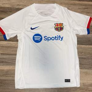 Vit Barcelona fotboll T-shirt / Använd cirka 3 gånger hittar inte kvittot eller ordernummret så jag kan ej returnera den och därför säljer jag den för 299kr.( Påse ingår )