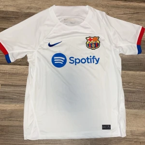 Barcelona vit T-shirt 23/24 - Vit Barcelona fotboll T-shirt / Använd cirka 3 gånger hittar inte kvittot eller ordernummret så jag kan ej returnera den och därför säljer jag den för 299kr.( Påse ingår )