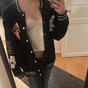 Vårjacka med bumbubjörnarna🫶 - Säljer denna jättecoola jacka med bumbibjörnarna på som man både kan använda som inne och utejacka🫶 perfekt till våren!🩷 har inga synliga tecken på användning🫶 skriv priv om du har frågor⭐️