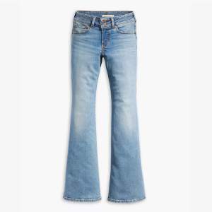 Säljer dessa supersnygga ljusblå Levis jeans som är helt oanvända! Endast provade en gång så alla lappar är kvar 💞 Alltså helt nyskick! Färgen i denna storlek är även helt slutsåld på Levis sidan, så väldigt populär ❤️‍🔥Nypris: 919kr