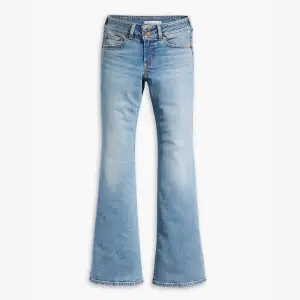 Säljer dessa supersnygga ljusblå Levis jeans som är helt oanvända! Endast provade en gång så alla lappar är kvar 💞 Alltså helt nyskick! Färgen i denna storlek är även helt slutsåld på Levis sidan, så väldigt populär ❤️‍🔥Nypris: 919kr