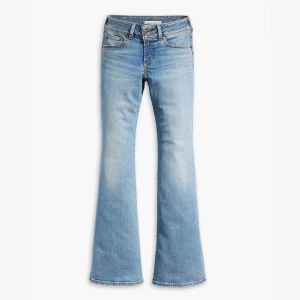 LEVIS SUPERLOW FLARE - Säljer dessa supersnygga ljusblå Levis jeans som är helt oanvända! Endast provade en gång så alla lappar är kvar 💞 Alltså helt nyskick! Färgen i denna storlek är även helt slutsåld på Levis sidan, så väldigt populär ❤️‍🔥Nypris: 919kr