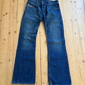 Mörkblå diesel jeans, perfekt skick, lågmidjade och bootcut