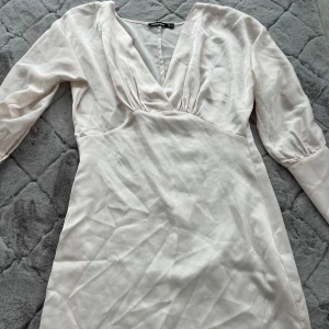 Boohoo - Säljer denna fina klänning i ljusrosa, aldrig använd