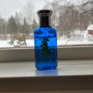 Ralph lauren big pony men parfym  - Det är en 50 ml flaska som är perfekt till sommaren, Den är inte andvänd mycket. Skriv till mig vid funderingar och pris😀