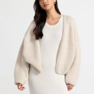 Stickad kofta  - Säljer min jättesnygga kofta från Lindex som är slutsålt, den är knappast använd💕 pris kan diskuteras!