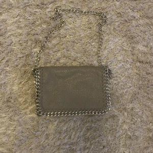 Tiamo väska - Säljer denna populära väska! Den är lite rostig på sidan men det är inget men tänker på (skriv för fler bilder)💗💗💗