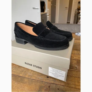 Loafers  - Jättefina mocka loafers i strl 38.Köpte på Zalando för 1240kr,men dom blev lite för stora.Säljer dom för 750kr.