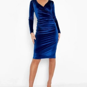 Velvet wrap long sleeve - Oanvänd klänning, provad en gång, i storlek 46, säljer för att den var för stor