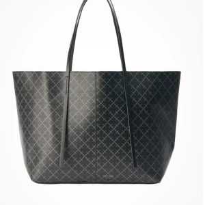 Malene Birger väska - Säljer min Malene Birger väska eftersom den inte kommer till användning längre, lite sliten men inget man tänker på därav priset. Skriv privat för fler bilder på väskan💕